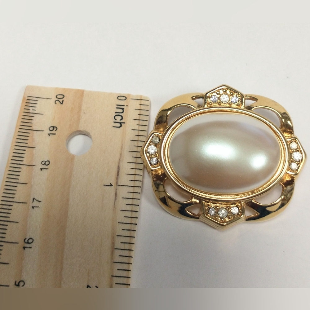 Vintage Monet Faux Pearl Crystal Gold Tone Large Brooch Elegant Pin Signed - Picture 5 of 6